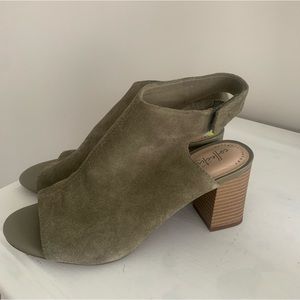 Clark suede olive green sandals